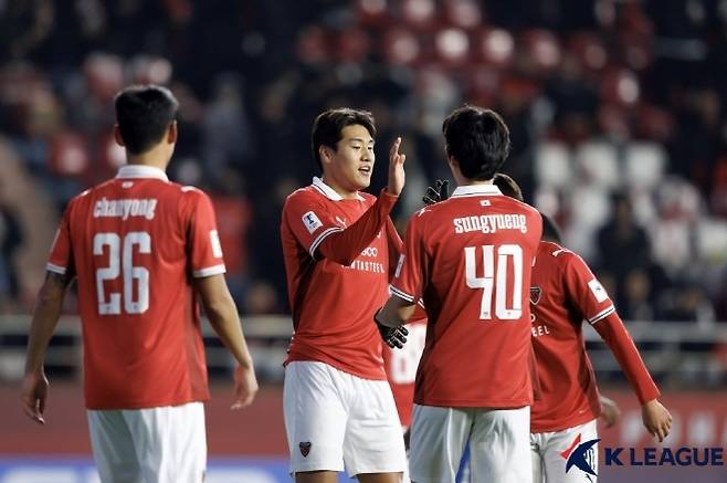 득점 후 동료들과 기쁨을 나누고 있는 이호재. 사진=한국프로축구연맹
