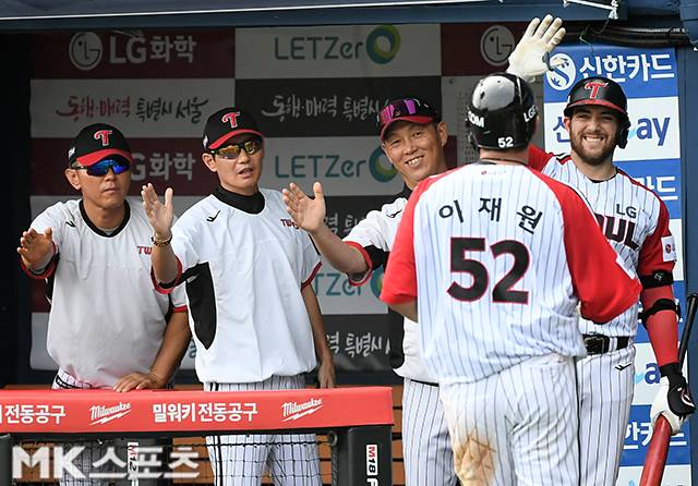 2023년 8월 13일 오후 서울 송파구 잠실야구장에서 ‘2023 프로야구’ 키움 히어로즈와 LG 트윈스의 경기가 열렸다. 키움 루키 김동규는 친정팀 LG를 상대로 KBO리그 첫 선발 데뷔전을 치른다. 김동규는 지난 7월 트레이드를 통해 LG에서 키움으로 이적했다. 2회말 1사 1,3루에서 LG 이재원이 이중 도루 때 득점한 뒤 염경엽 감독과 하이파이브를 하고 있다. 사진=천정환 기자