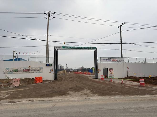 3기 신도시 부천대장지구 공사현장 정문. 현장에 인부가 눈에 띄지 않을 정도로 한산한 모습이다/사진=김효정 기자