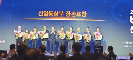 전태연 알테오젠 부사장(오른쪽 세번째)이 28일 개최된 '2025 바이오산업의 날'에서 바이오산업 발전 유공자 수출증대 부문 산업통상부 장관표창을 수상했다. /사진=알테오젠