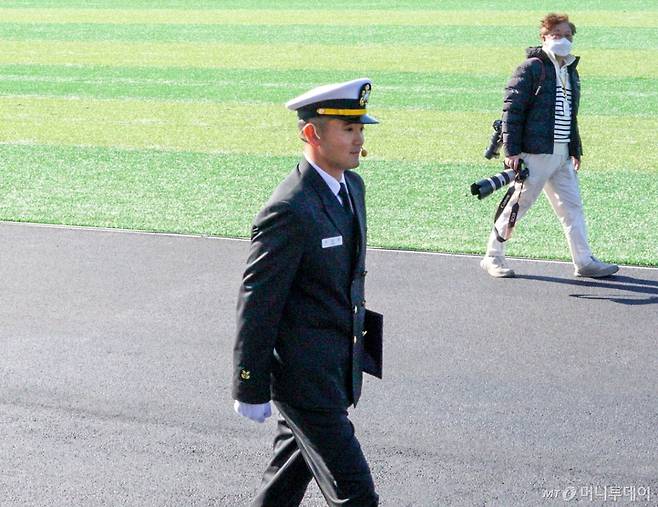 이재용 삼성전자 회장의 장남 이지호씨가 28일 경남 창원 해군사관학교에서 열린 해군 학사사관후보생 139기 임관식에서 본인의 이름이 호명되자 이동하고 있는 모습./사진=최지은 기자