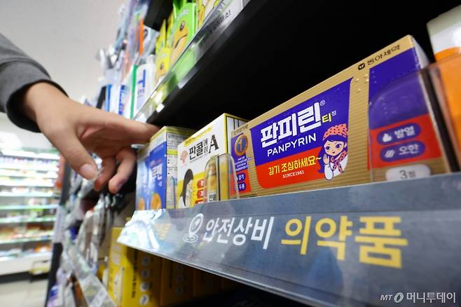 [서울=뉴시스] 황준선 기자 = 인플루엔자(독감)의 유행 시기가 예년보다 두 달가량 앞당겨지는 등 확산세가 커지고 있는 20일 서울 시내 한 편의점에 감기약이 진열돼 있다.  편의점 GS25의 최근 한 달 간 안전상비의약품 매출 신장률은 전년 동기보다 10.1% 증가했고, 감기약이 18.4% 늘어난 것으로 나타났다. 같은기간 편의점 CU 또한 안전상비약의 매출 신장률은 13.8%로 특히 감기약 매출 신장률이 21.7%로 크게 늘었다. 2025.11.20. hwang@newsis.com /사진=황준선