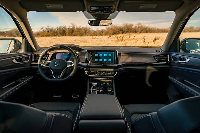 실내 운전석에는 10.25인치 '디지털 콕핏 프로'와 '윈드쉴드 타입 헤드업 디스플레이'가 기본 적용됐다. /사진=폭스바겐코리아