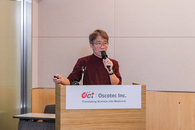 오스코텍 소액주주들이 회사를 상대로 제기한 소송에서 승소했다. 사진은 지난 24일 오스코텍 2025년 하반기 R&D 데이에 참석한 윤태영 대표. /사진=오스코텍