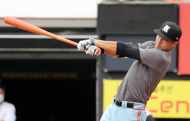 김기태 전 감독의 아들 김건형이 KT위즈에서 방출됐다. 사진은 2021 신인드래프트 트라이아웃에 참석한 김건형. /사진=뉴스1