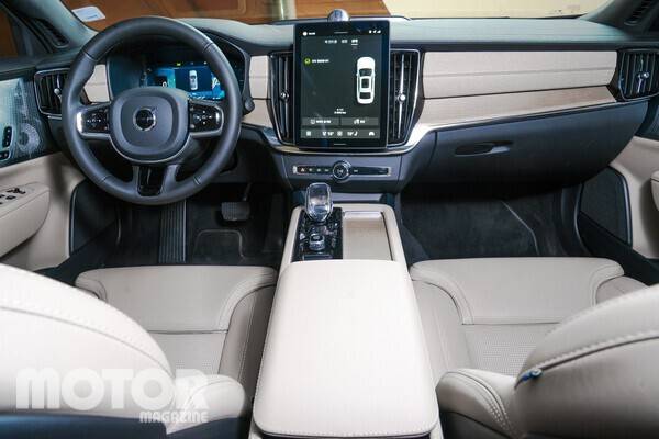 볼보 S90 T8 AWD Ultra 사진 모터매거진 최재혁 기자