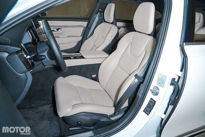 볼보 S90 T8 AWD Ultra 사진 모터매거진 최재혁 기자