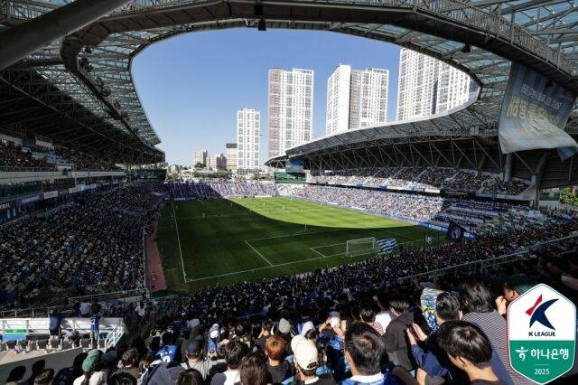 인천축구전용경기장에 많은 관중이 찾아왔다./한국프로축구연맹