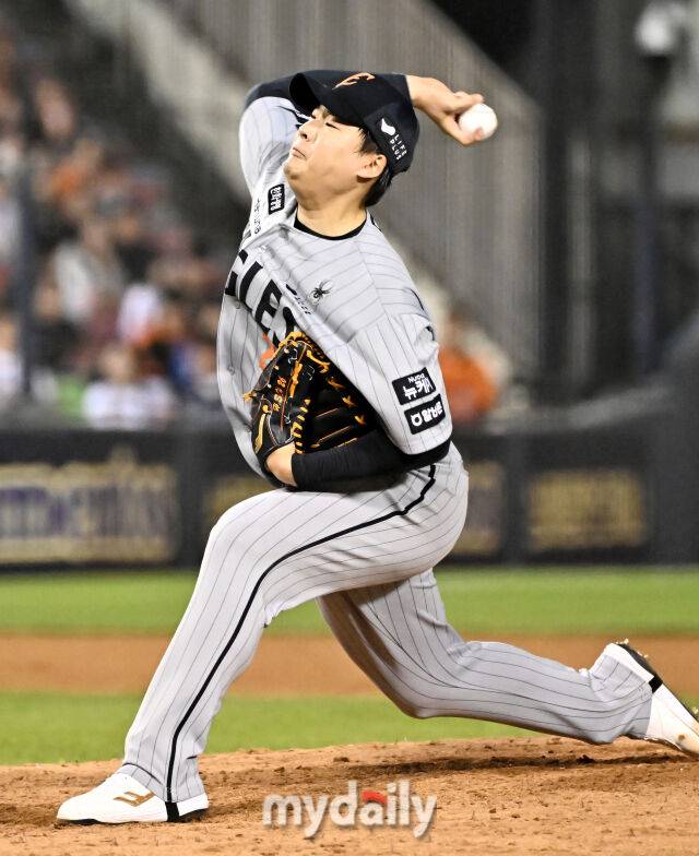 28일 오후 서울 잠실야구장에서 진행된 '2025 프로야구 KBO리그' LG트윈스와 한화이글스의 경기. 한화 한승혁이 역투하고 있다./마이데일리