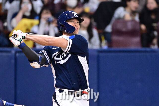 9일 오후 서울 구로구 고척스카이돔에서 진행된 '2025 NAVER K-BASEBALL SERIES' 대한민국-체코와의 평가전 경기. 대한민국 송성문이 1회초 타격을 하고 있다./마이데일리