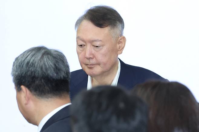 윤석열 전 대통령이 지난 9월 26일 서울 서초구 서울중앙지법에서 열린 특수공무집행방해, 직권남용 권리행사방해 등 혐의 사건 첫 공판에 출석하고 있다. [사진공동취재단]