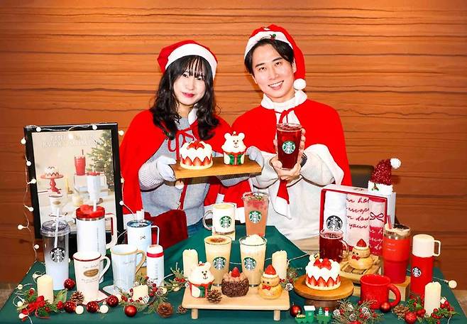 [서울=뉴시스] 스타벅스, 크리스마스 시즌 음료·굿즈 선봬.(사진=스타벅스 코리아 제공) *재판매 및 DB 금지