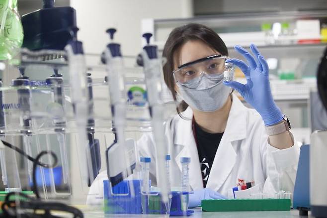 [서울=뉴시스] SK바이오사이언스 연구원이 mRNA 백신 개발 관련 실험을 진행하고 있다. (사진=SK바이오사이언스 제공) 2024.12.12. photo@newsis.com *재판매 및 DB 금지