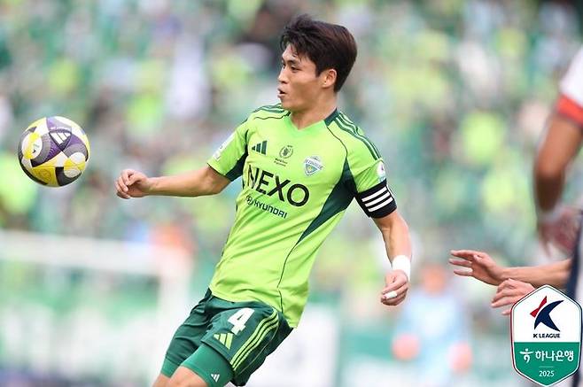 [서울=뉴시스]K리그1 전북 우승 주역 박진섭. (사진=한국프로축구연맹 제공)