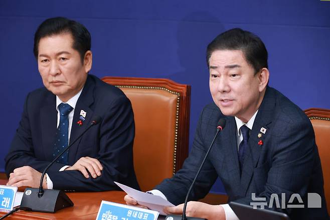 [서울=뉴시스] 고승민 기자 = 김병기 더불어민주당 원내대표가 28일 서울 여의도 국회에서 열린 최고위원회의에서 발언하고 있다. 2025.11.28. kkssmm99@newsis.com