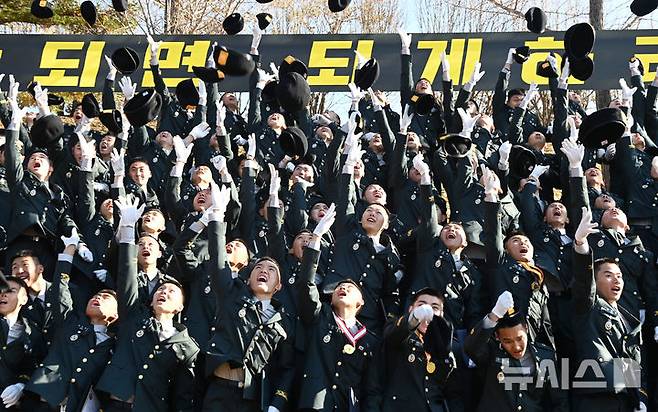 [광주(경기)=뉴시스] 김종택기자 = 28일 경기 광주시 오포읍 육군 특수전학교에서 열린 '특전부사관 261기 임관식'에서 특전부사관들이 검은 베레모를 던지고 있다. 2025.11.28. jtk@newsis.com