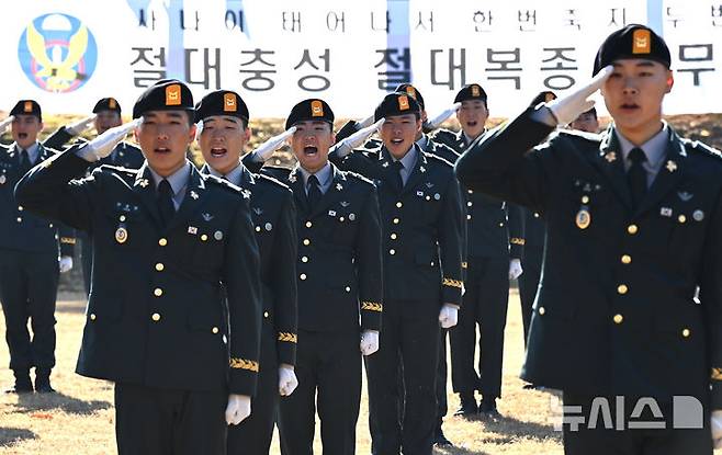 [광주(경기)=뉴시스] 김종택기자 = 28일 경기 광주시 오포읍 육군 특수전학교에서 열린 '특전부사관 261기 임관식'에서 특전부사관들이 경례하고 있다. 2025.11.28. jtk@newsis.com