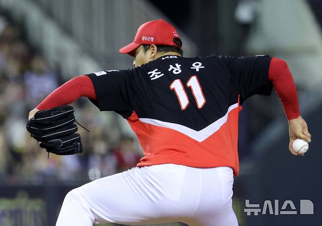 [서울=뉴시스] 홍효식 기자 = 4일 서울 송파구 잠실야구장에서 열린 2025 KBO리그 KIA 타이거즈와 두산 베어스의 경기, 8회말 KIA 조상우가 공을 던지고 있다. 2025.06.04. yesphoto@newsis.com