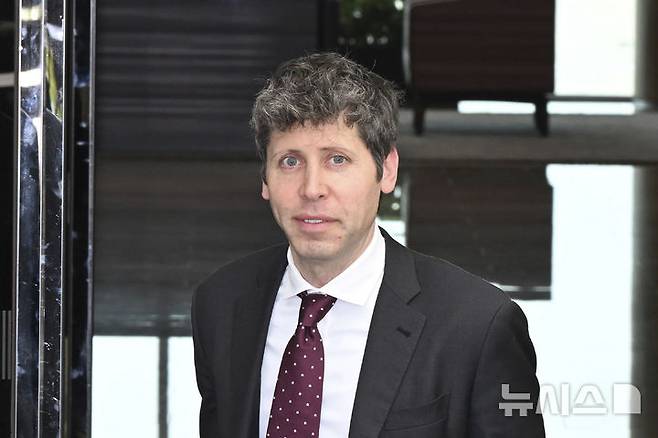 [서울=뉴시스] 28일(현지 시간) 파이낸셜타임스(FT)에 따르면 소프트뱅크·오라클·코어위브는 오픈AI에 투자하거나 데이터센터 인프라 구축을 지원하기 위해 300억 달러(약 44조원) 이상을 차입했다. 사진은 샘 올트먼 오픈AI 최고경영자(CEO). 2025.11.28.