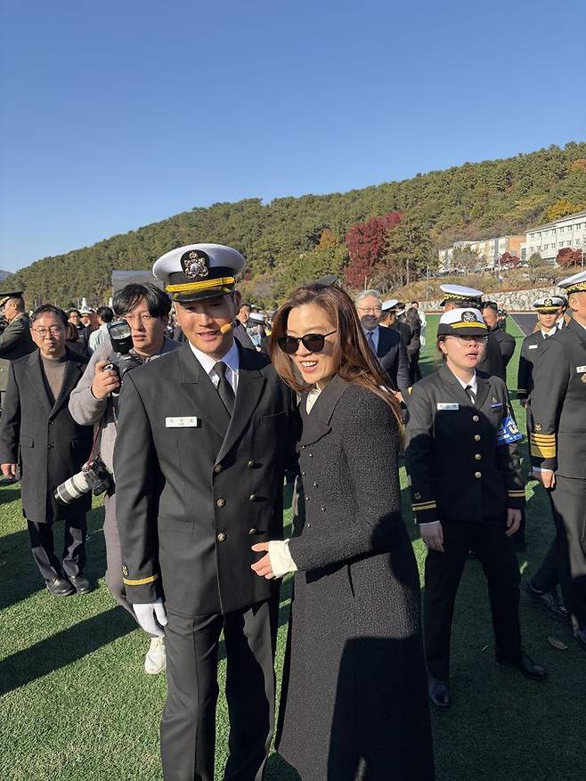 [진해=뉴시스]임세령 대상홀딩스 부회장이 28일  오후 경남 창원시 진해구 해군사관학교에서 열린 제139기 해군 사관후보생 임관식에 참석해 장남 지호씨의 소위 임관을 축하했다. (사진=공동취재단) photo@newsis.com *재판매 및 DB 금지