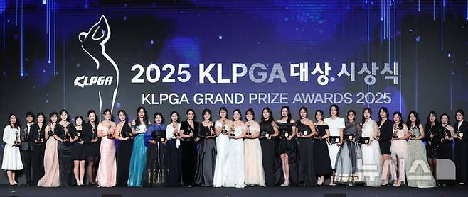 [서울=뉴시스] 김진아 기자 = 28일 서울 강남구 그랜드 인터컨티넨탈 서울 파르나스에서 열린 '2025 KLPGA 대상 시상식'에서 수상 선수들이 트로피를 들고 포즈를 취하고 있다. 2025.11.28. bluesoda@newsis.com