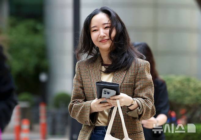 [서울=뉴시스] 홍효식 기자 = 민희진 전 어도어 대표가 11일 오후 서울 서초구 서울중앙지법에서 열린 하이브와의 주식 매매대금 청구 및 주주 간 계약 해지 확인 소송 관련 변론에 출석하고 있다. 2025.09.11. yesphoto@newsis.com