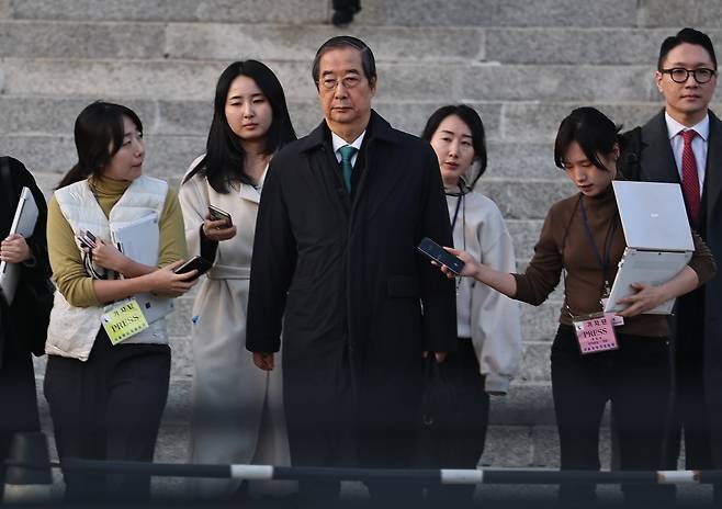 11월 26일 한덕수 전 국무총리가 서울중앙지방법원에서 열린 1심 결심 공판을 마치고 법원을 나서고 있다. 이날 내란특검(특검 조은석)은 한 전 총리에게 내란중요임무종사 등 혐의로 징역 15년을 구형했다. (출처:연합)