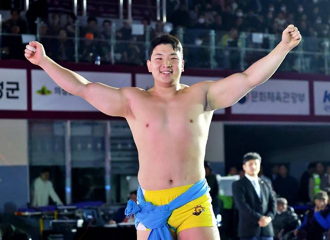 김무호가 27일 경북 의성군 의성종합체육관에서 열린 '위더스제약 2025 의성천하장사씨름대축제' 한라장사(105kg 이하) 결정전에서 박민교를 누르고 우승한 뒤 기뻐하고 있다. 대한씨름협회