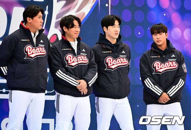 [OSEN=잠실, 지형준 기자] 프로야구 두산 베어스가 23일 오후 서울 잠실야구장에서 ‘2025&nbsp;곰들의 모임’을 개최했다.곰들의 모임은 한 시즌 동안 변함없는 응원을 보내준 최강&nbsp;10번타자 팬들에게 감사의 마음을 전하기 위해 마련된 팬 페스티벌이다.신입 선수 이용찬, 박찬호, 조수행, 이상혁이 무대에 올라 인사를 하고 있다. 2025.11.23 /jpnews@osen.co.kr
