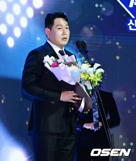 [OSEN=지형준 기자] 24일 오후 서울 잠실 롯데호텔 월드 크리스탈볼룸에서 ‘2025 신한 SOL뱅크 KBO 시상식’이 열렸다.KBO 시상식에서 가장 관심을 모으는 것은 단연 MVP 수상자다. 올해 MVP 레이스는 한화 코디 폰세와 삼성 르윈 디아즈의 2파전이다. KBO 타율상을 수상한 두산 양의지가 소감을 말하고 있다. 2025.11.24 /jpnews@osen.co.kr