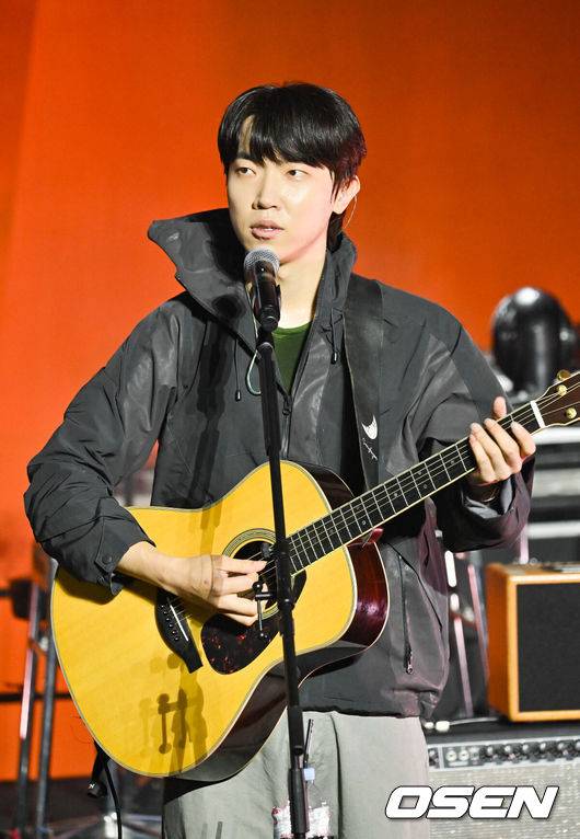 [OSEN=박준형 기자] ‘그랜드 민트 페스티벌 2024(Grand Mint Festival 2024, 이하 GMF2024)’가 3일 서울 송파구 올림픽공원에서 진행됐다.11월 2~3일 진행되는 GMF2024 2주차에는 ‘10CM(십센치)’, ‘ATEEZ(에이티즈)’, ‘쏜애플’, ‘스윗소로우’, ‘규현’, ‘CNBLUE(씨엔블루)’, ‘소란’, ‘FTISLAND(FT아일랜드)’, ‘권진아’, ‘김필’, ‘홍이삭’, ‘나상현씨밴드’, ‘유다빈밴드’, ‘pH-1’, ‘소수빈’, ‘글렌체크’, ‘E SENS(이센스)’, ‘THE SOLUTIONS(솔루션스)’, ‘다운’, ‘dori(도리)’, ‘HYNN(박혜원)’, ‘김수영’, ‘허회경’, ‘신인류’를 비롯한 총 34팀이 무대에 오른다.나상현씨밴드가 공연을 하고 있다. 2024.11.03 / soul1014@osen.co.kr