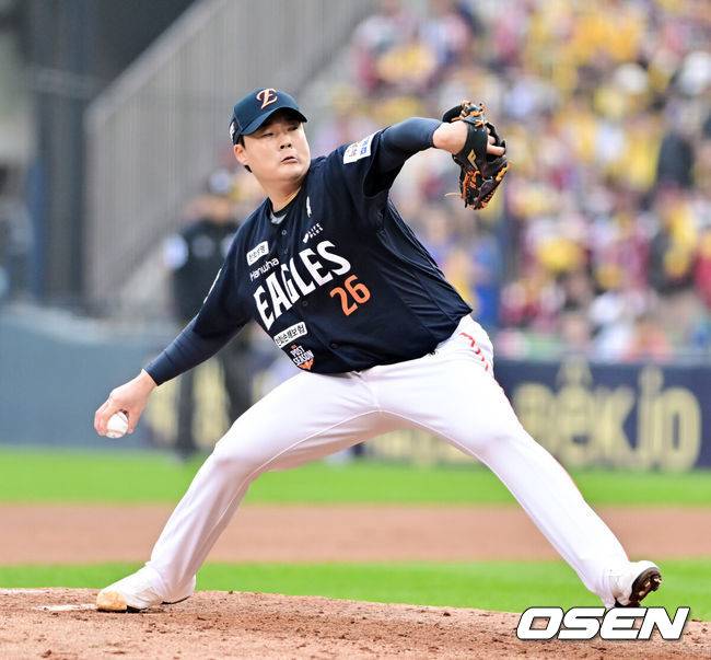 [OSEN=잠실, 박준형 기자] 26일 오후 서울 잠실야구장에서 2025 신한 SOL Bank KBO리그 포스트시즌 한국시리즈 1차전 LG 트윈스와 한화 이글스의 경기가 열렸다.LG는 앤더스 톨허스트, 한화는 문동주를 선발 투수로 내세웠다.7회말 한화 한승혁 투수가 역투하고 있다.  2025.10.26 / soul1014@osen.co.kr