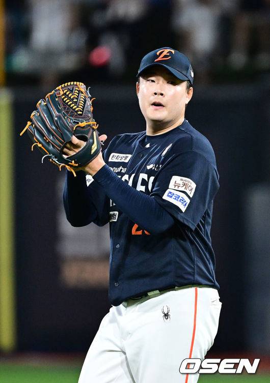 [OSEN=수원, 최규한 기자] 18일 수원 KT위즈파크에서 ‘2025 신한 SOL Bank KBO리그’ KT 위즈와 한화 이글스의 경기가 열렸다.홈팀 KT는 오원석, 방문팀 한화는 코디 폰세를 선발로 내세웠다.8회말 1사 주자없는 상황 KT 황재균의 안타 때 한화 좌익수 문현빈의 송구로 타자 주자가 2루에서 아웃되자 기뻐하고 있다. 2025.07.18 / dreamer@osen.co.kr