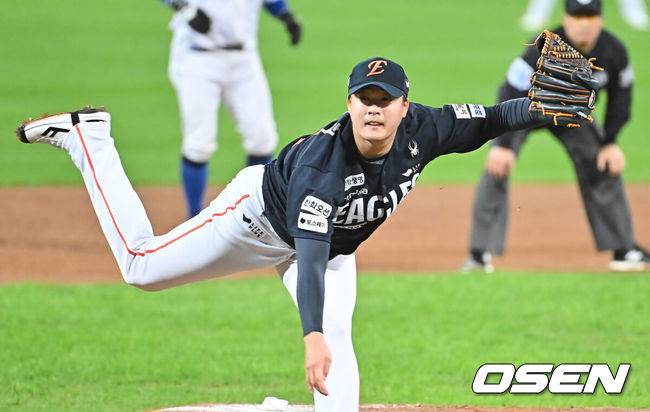 [OSEN=대구, 이석우 기자] 22일 대구 삼성라이온즈파크에서 2025 신한 SOL뱅크 KBO 플레이오프 삼성 라이온즈와 한화 이글스의 4차전 경기가 열렸다. 홈팀 삼성은 원태인이, 방문팀 한화는 정우주가 선발 투수로 출전했다.한화 이글스 한승혁이 역투하고 있다. 2025.10.22 / foto0307@osen.co.kr
