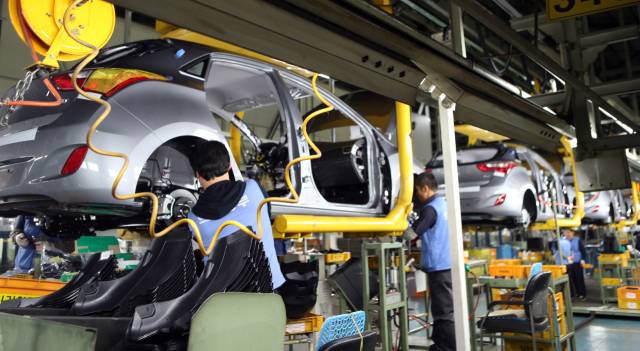 ▲ 현대자동차가 창사 45년 만에 처음 주간 2교대 근무를 시범 시행한 2013년 1월 7일 현대자동차 울산공장 3공장 승용차 생산라인에서 노동자들이 근무하고 있다. ⓒ연합뉴스