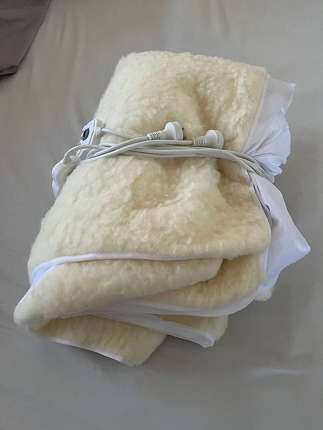 접힌 채 보관된 전기장판. 장기간 눌린 자국은 내부 열선 손상 위험을 높인다. 게티이미지뱅크