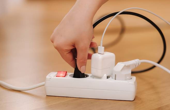 여러 전자제품이 연결된 멀티탭. 난방기기 과부하는 화재 위험을 높인다. 게티이미지뱅크