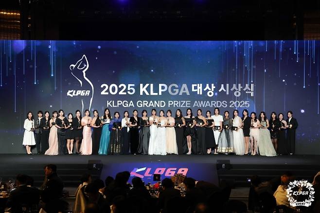 28일 서울 강남구 그랜드 인터컨티넨탈 서울 파르나스에서 열린 ‘2025 KLPGA 대상 시상식’에서 수상한 수상자들이 무대에 올라 기념촬영을 하고 있다.  KLPGA 제공
