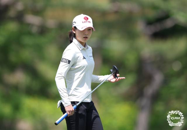 그린 경사를 파악하고 있는 황유민. 사진 제공=KLPGA