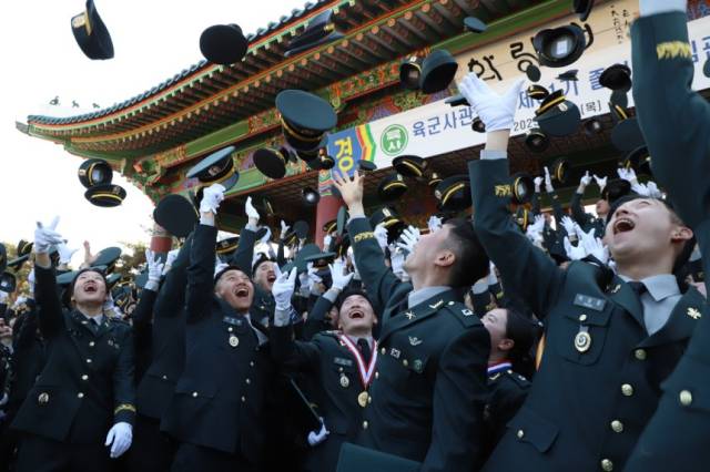 육군사관학교에서 열린 제81기 졸업 및 임관식에서 신임 소위들이 정모를 하늘 높이 던지며 자축하고 있다. 사진 제공=육군