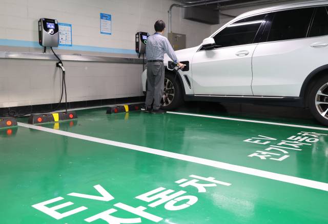 서울 종로구 한 주차장 전기차 충전시설 모습. 연합뉴스.