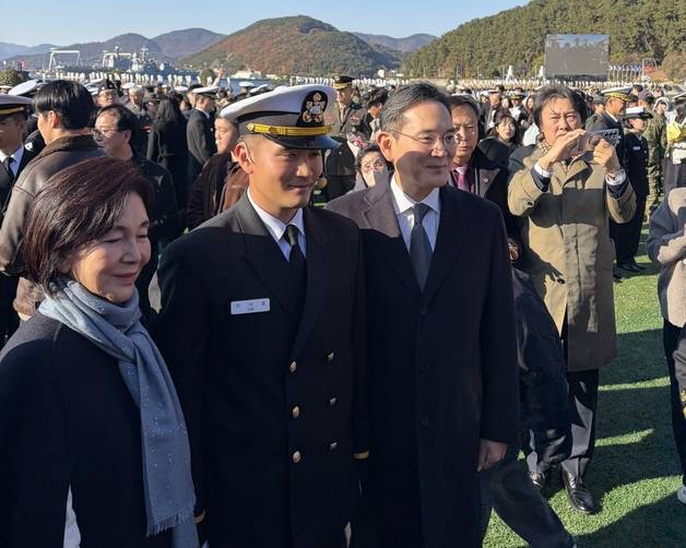 이재용 삼성전자 회장이 28일 경남 창원시 해군사관학교에서 열린 제139기 해군·해병대 사관후보생 수료 및 임관식에서 장남 지호 씨, 홍라희 삼성미술관 리움 명예관장과 함께 기념촬영을 하고 있다. 공동취재단