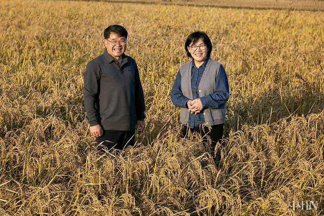 미실란 들녘에 선 이동현 미실란 대표와 아내 남근숙 미실란 이사. ⓒ시사IN 조남진