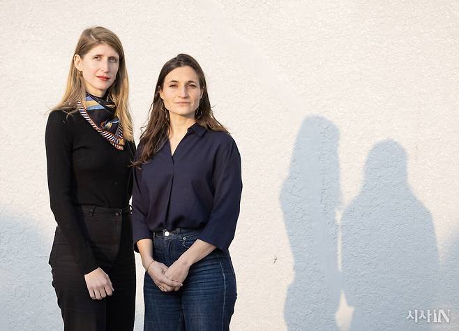 2025 힌츠페터 국제보도상 대상을 받은 프랑스 기자 아녜스 나밧(왼쪽)과 마리안 게티가 11월4일 서울 여의도 KBS 신관 내부 카페에서 인터뷰를 마친 후 카메라를 응시하고 있다. ⓒ시사IN 박미소