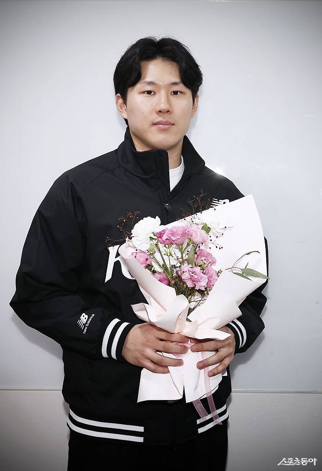 최원준이 25일 수원KT위즈파크에서 KT와 FA 계약을 체결한 뒤 기념사진을 촬영하고 있다. 사진제공|KT 위즈