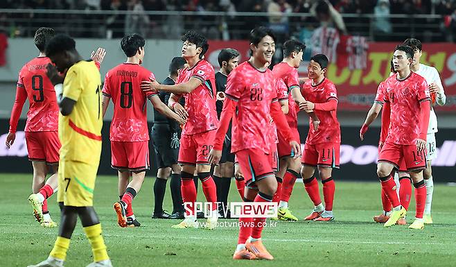 ▲ 한국 축구가 월드컵 역사에서 처음으로 2포트에 올랐다. 그렇다고 안정적인 조 편성을 보장하는 것은 아니기에 수많은 예상 시뮬레이션에서 다양한 시나리오가 쓰여지고 있다.&nbsp;ⓒ곽혜미 기자