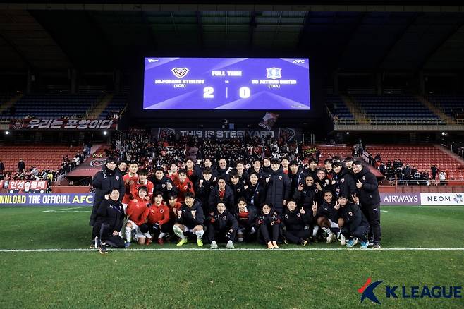 포항 스틸러스 선수들이 2025~2026 아시아축구연맹(AFC) 챔피언스리그2(ACL2) 조별리그 H조 5차전 빠툼 유나이티드전 2-0 승리 후 16강 진출을 확정한 뒤 기념사진을 촬영하고 있다. /사진=한국프로축구연맹 제공