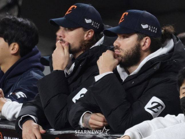 한국시리즈 5차전을 지켜보는 와이스(왼쪽)과 폰세. /사진=김진경 대기자