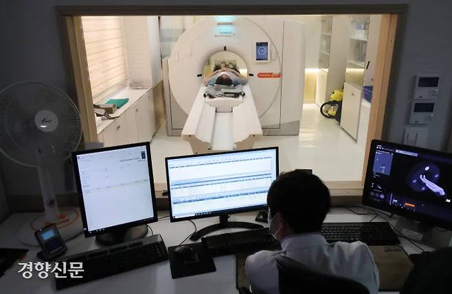 한 환자가 CT 검사를 받고 있다. 경향신문 자료사진