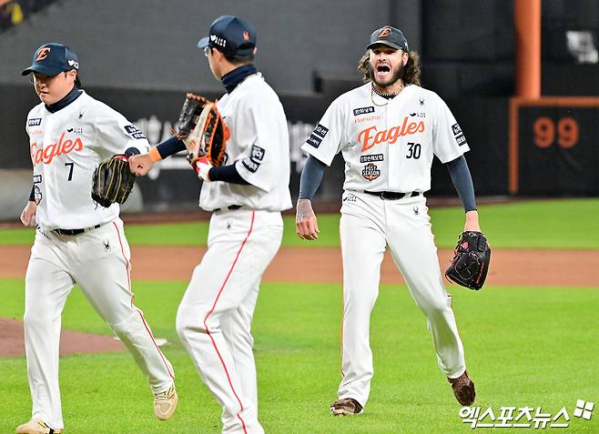 29일 오후 대전 한화생명 볼파크에서 열린 '2025 신한 SOL Bank KBO 한국시리즈' LG 트윈스와 한화 이글스의 3차전 경기, 1회초 수비를 마친 한화 폰세가 포효하고 있다. 엑스포츠뉴스 DB